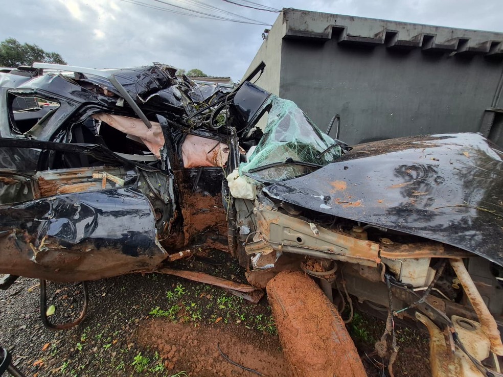 Carro ficou completamente destruído após a batida — Foto: Tatiane Pívaro/RPC