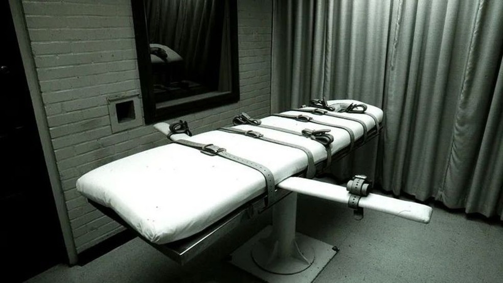 Cama com cintos usados para imobilizar pessoa a ser executada — Foto: Getty Images/Via BBC