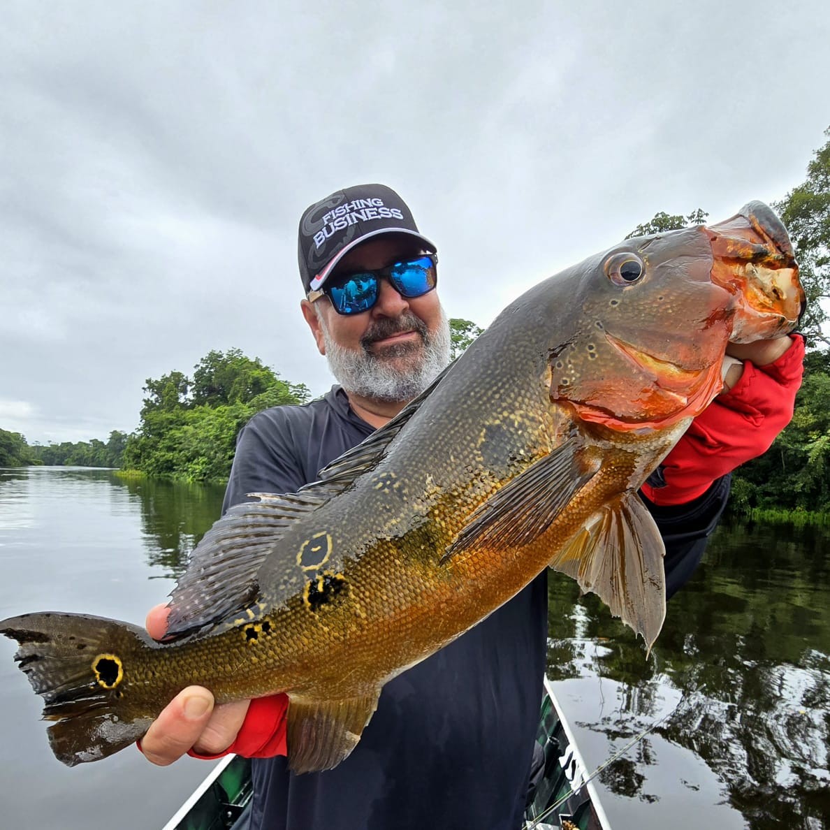 Marcos Glueck mostra a pesca de um peixe da espécie Tucunaré durante a pesca esportiva. — Foto: Reprodução/Arquivo Pessoal