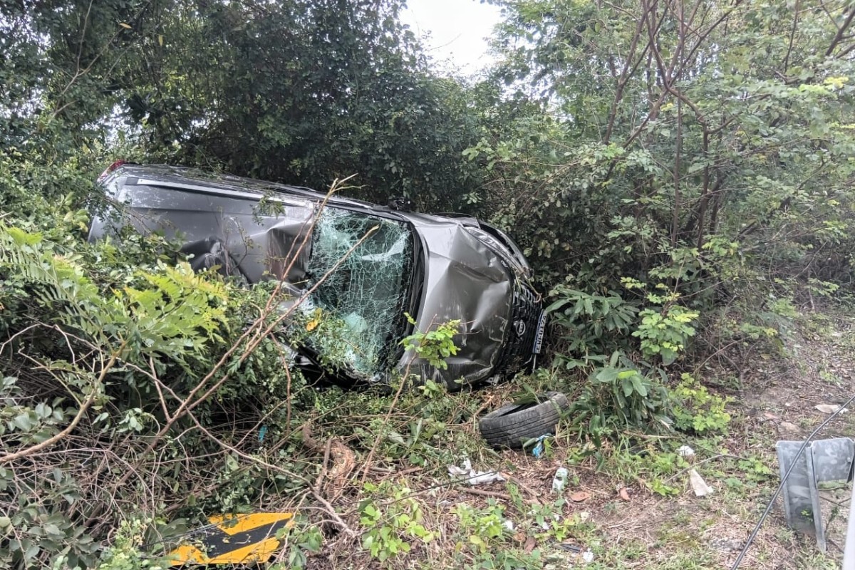 Carro capota na Rio-Santos e fica destruído em São Sebastião, no Litoral Norte de SP