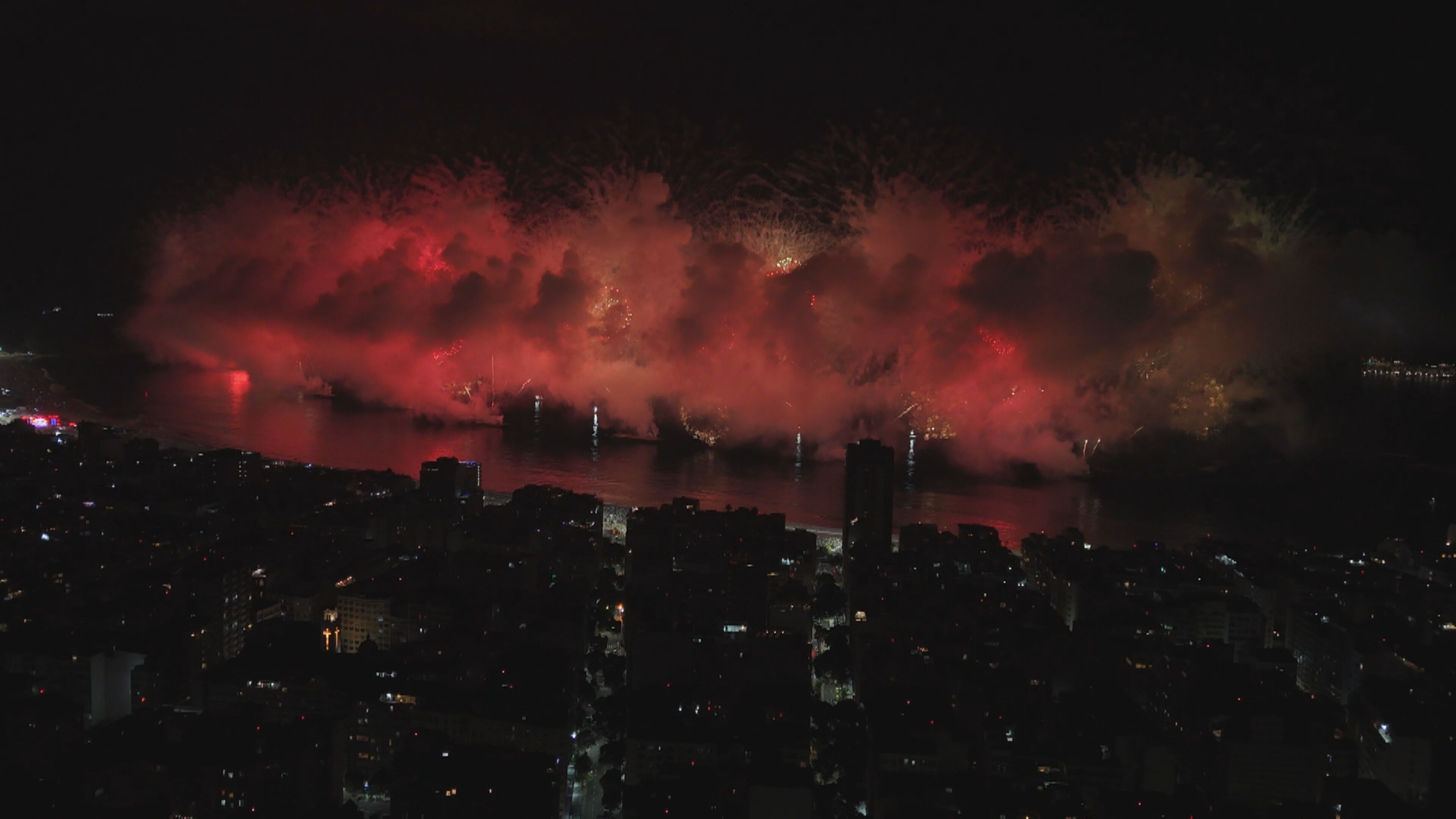 Imagens aéreas mostram 'nuvem' de fumaça que ofuscou fogos no réveillon de Copacabana; VÍDEO