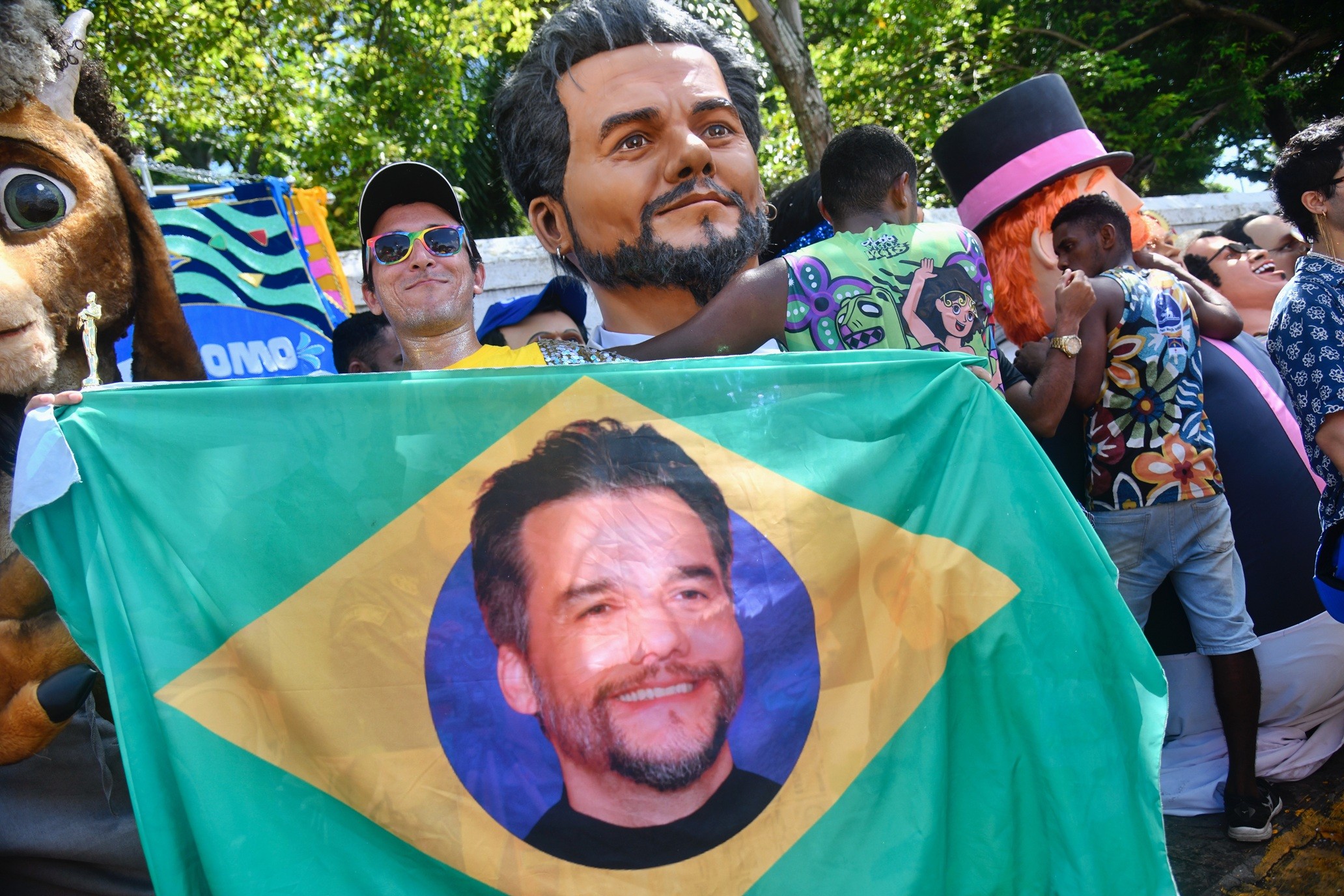 Bonecos gigantes de Wagner Moura, Kleber Mendonça Filho, Lady Gaga e Bruno Mars fazem a festa nas ladeiras de Olinda; VÍDEO