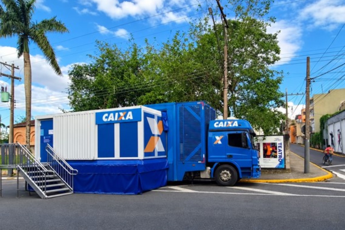 Panorama: Caminhão da Caixa orienta moradores afetados por enchentes sobre saque do FGTS em Registro