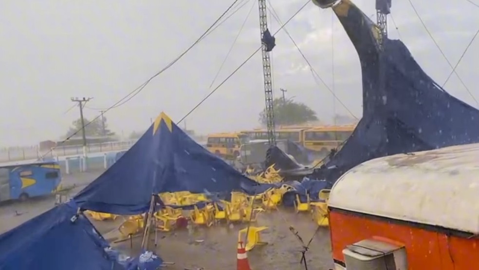 Circo derrubado por chuva e vento em Paulistana, no Piauí — Foto: Reprodução