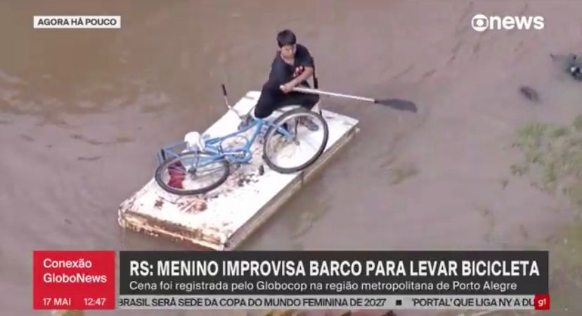 VÍDEO: menino improvisa estrutura de madeira como barco para carregar bicicleta no RS