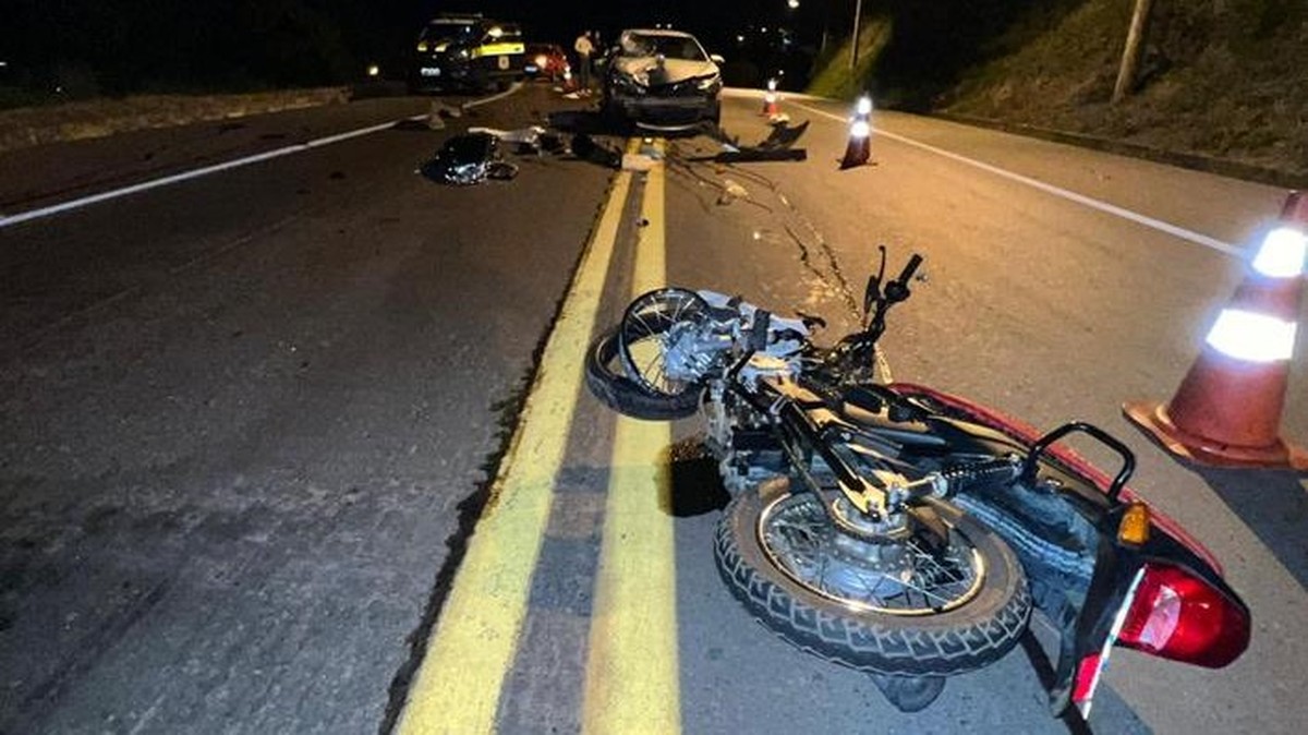 Motociclista morre ao invadir a contramão e bater de frente com carro ...