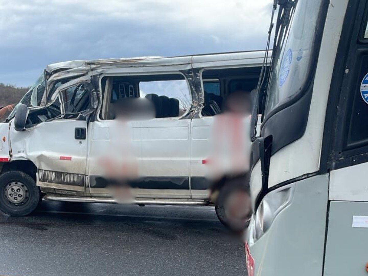 Duas pessoas morrem e passageiros ficam feridos após colisão entre caminhão e van na PE-103, em Bezerros