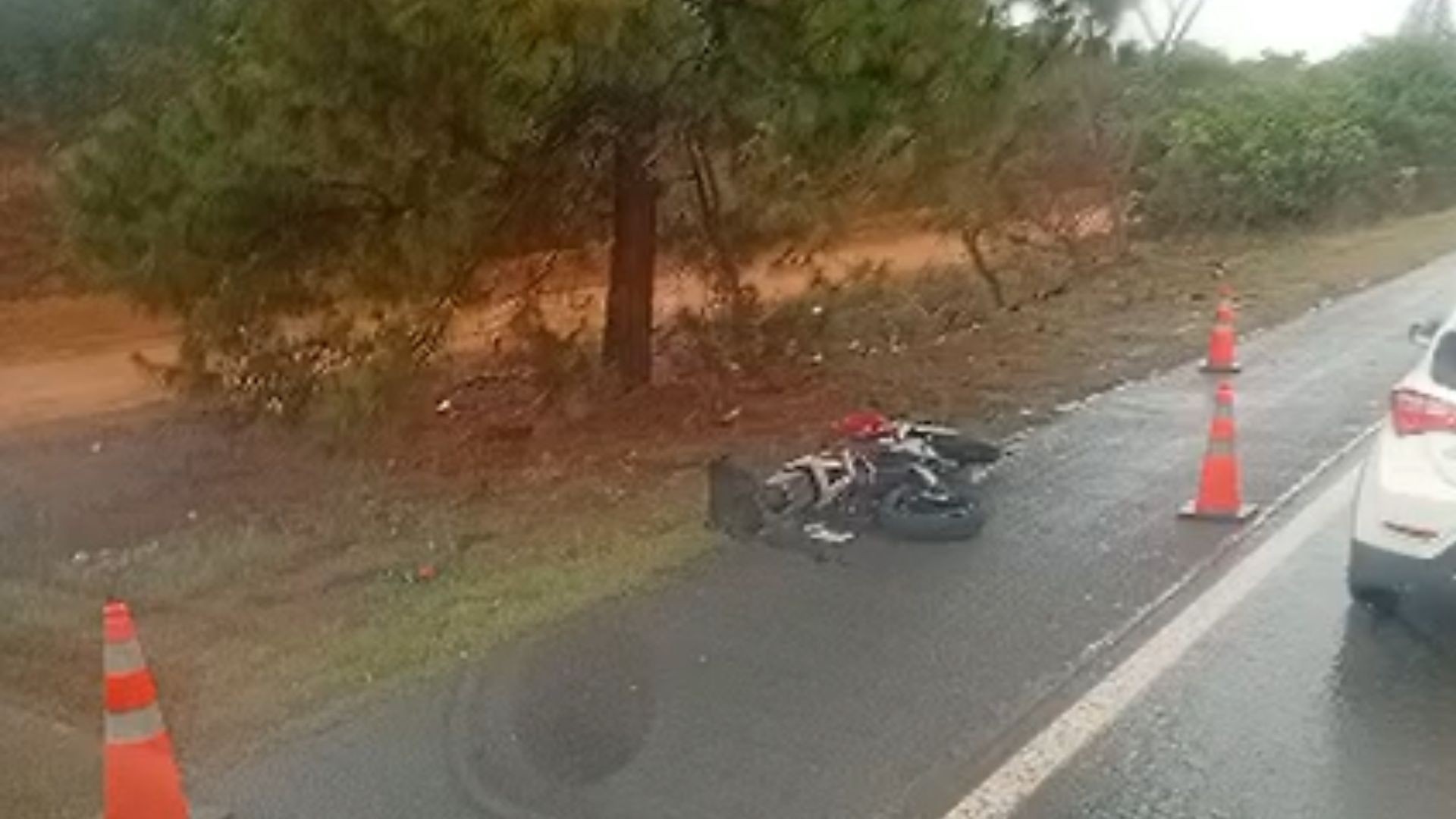 Motociclista de 25 anos morre em batida com carreta bitrem na BR-365, em Nova Ponte