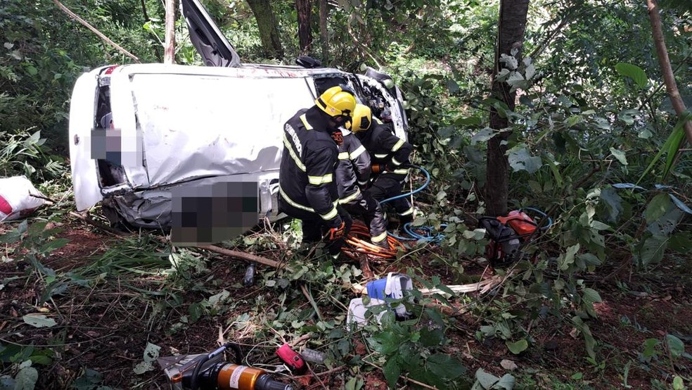 Bombeiros retiraram passageiro de carro capotado — Foto: Cabos B. Barbosa e R. Sá/Governo do Tocantins