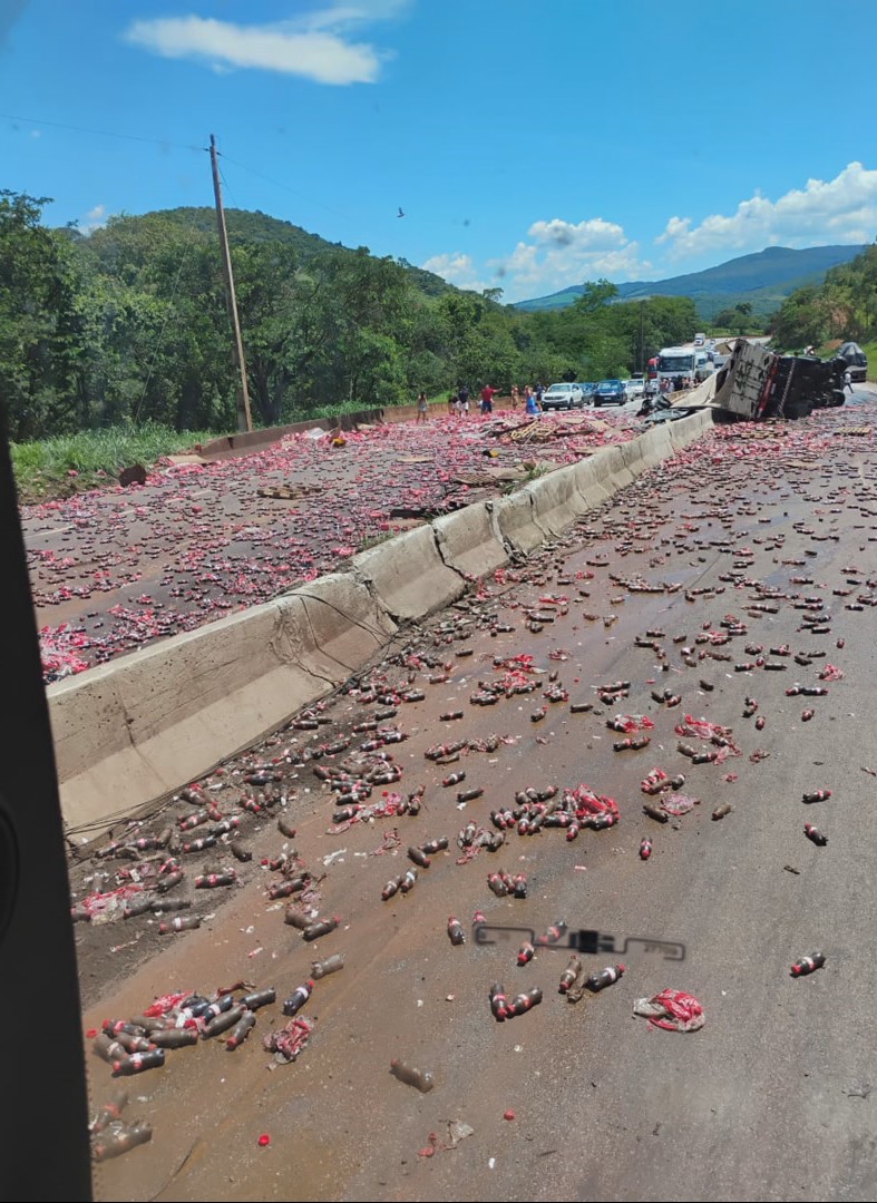 Caminhão tomba na Serra de Igarapé e interdita Fernão Dias; carga se espalhou pela pista