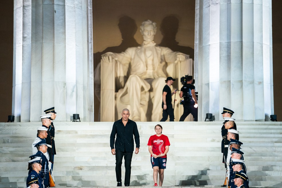 O lutador do UFC Alex Pereira participa de uma entrevista coletiva do UFC no Lincoln Memorial, antes da luta de domingo no Gramado Sul da Casa Branca, sexta-feira, 12 de junho de 2026, em Washington — Foto: Foto AP/Allison Robbert