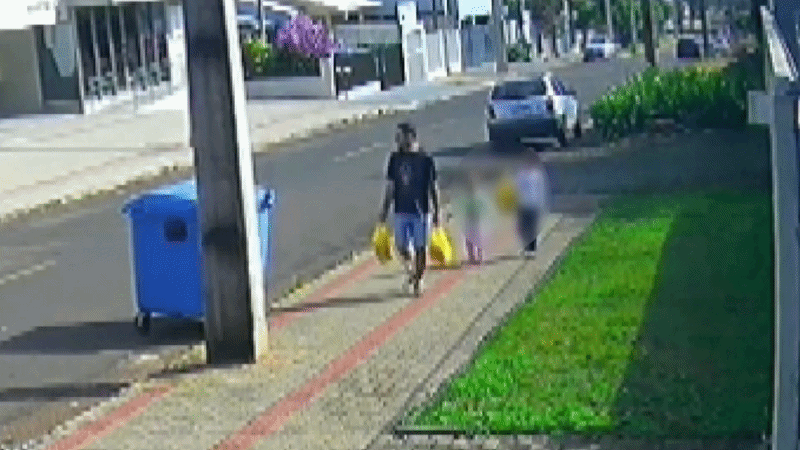 Pai diz ter chutado filha em rua do Paraná porque ela estava chorando, diz polícia