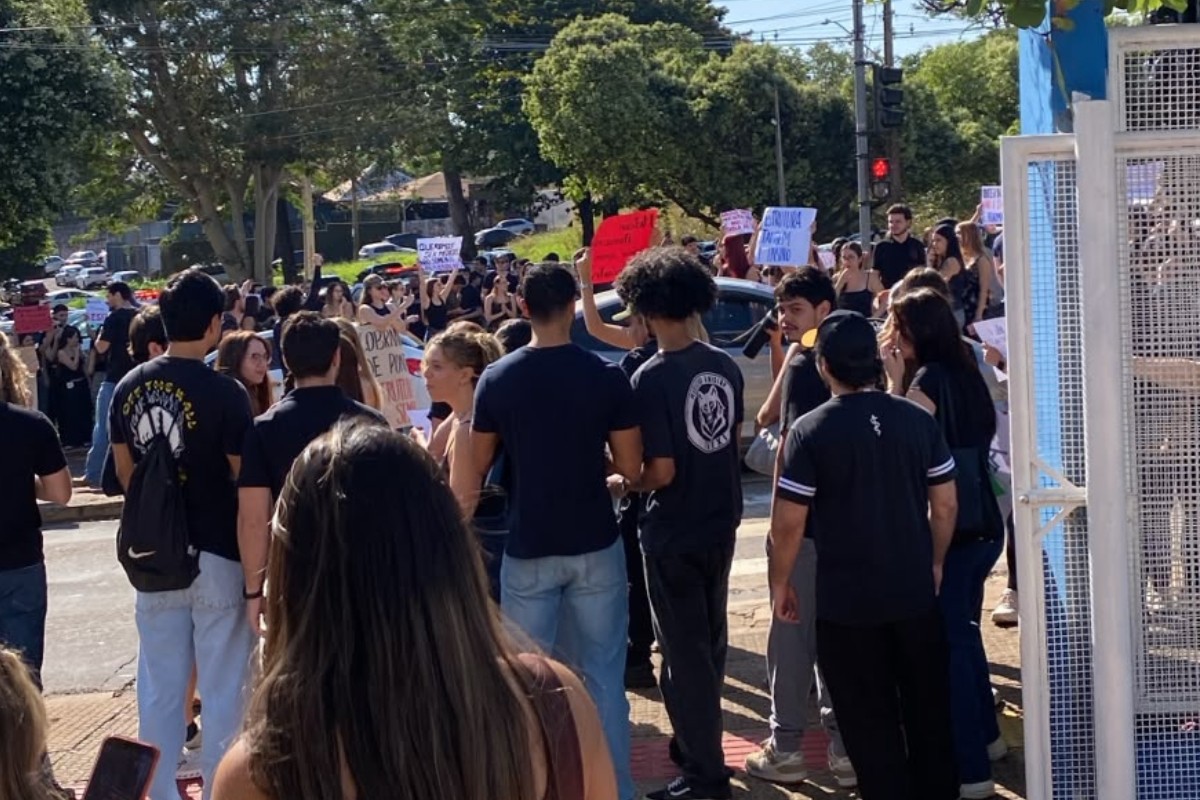 Protesto de alunos de medicina de universidade particular trava trânsito em Campo Grande