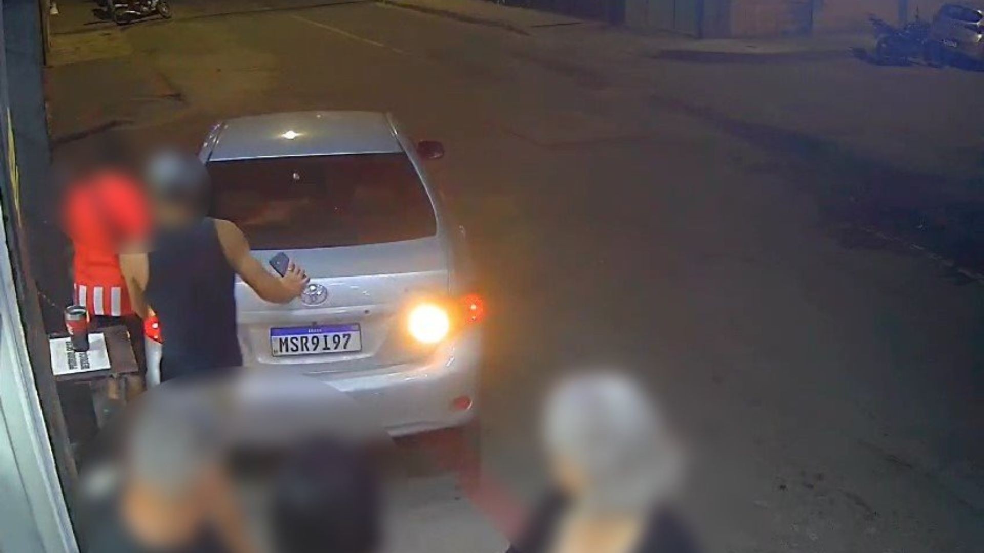 VÍDEO: motorista atropela clientes de distribuidora, motoboy, bate em carro e foge sem prestar socorro no ES