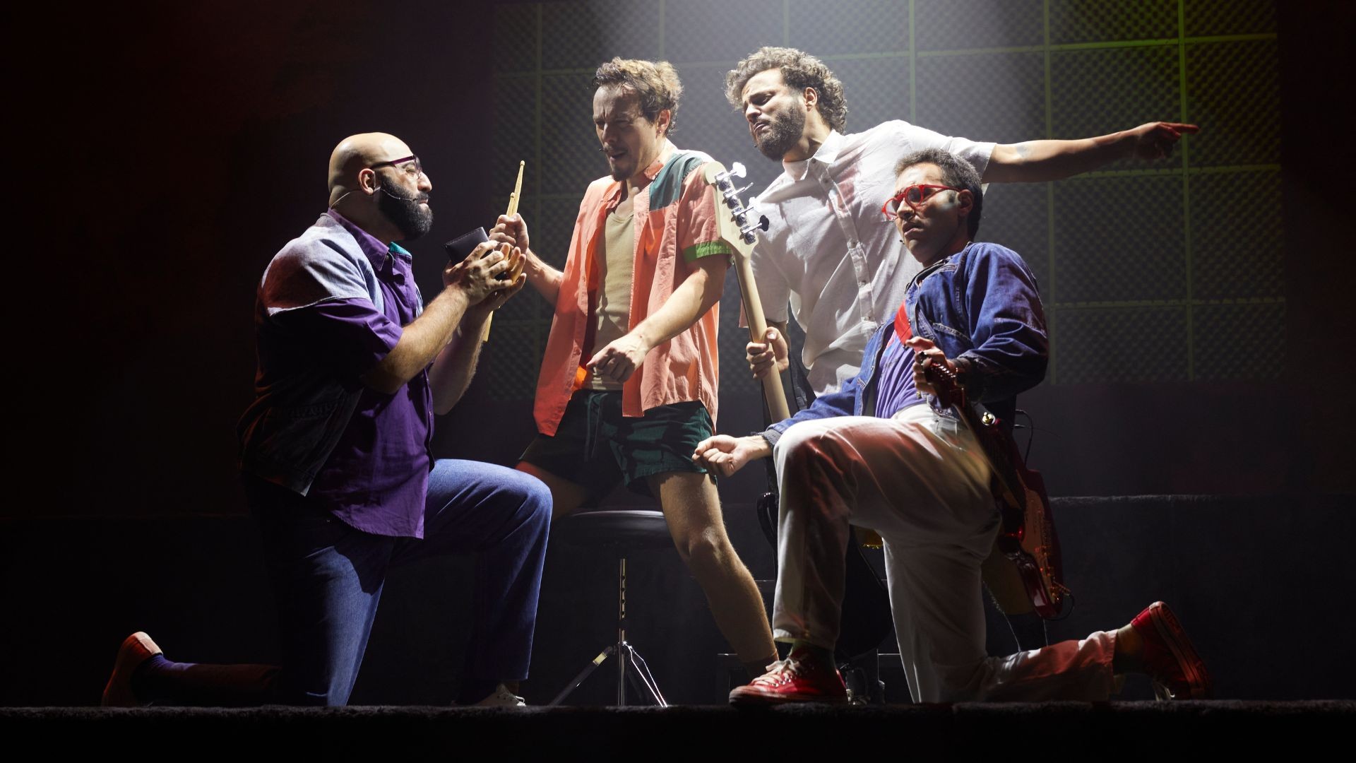 Ator capixaba dá vida a João Barone em musical sobre Paralamas do Sucesso que chega a Vitória