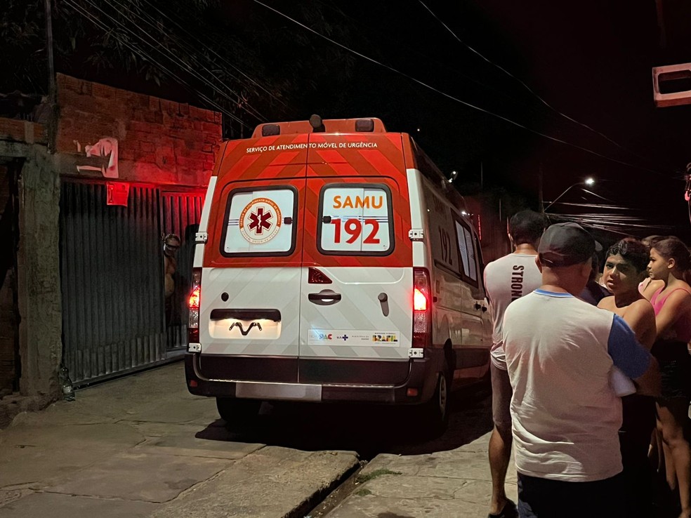 Ambulância do Samu acionada para homicídio na Zona Leste de Teresina — Foto: Gabriely Corrêa/g1