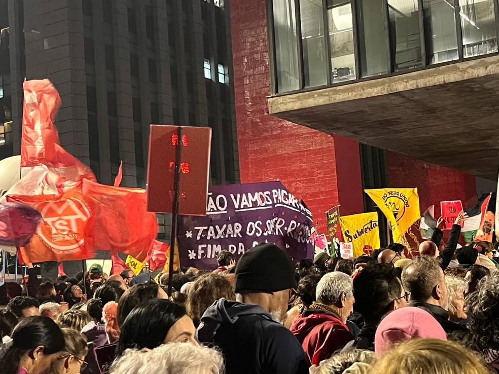 Ato contra super-ricos na avenida Paulista nesta quinta-feira (10) — Foto: Reprodução/TV Globo