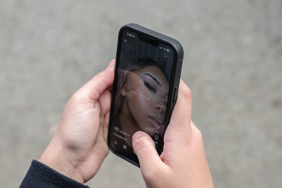 Jovem de 14 anos verifica postagens nas mídias sociais em Atenas, em 26 de fevereiro de 2026. — Foto: REUTERS/Louisa Gouliamaki