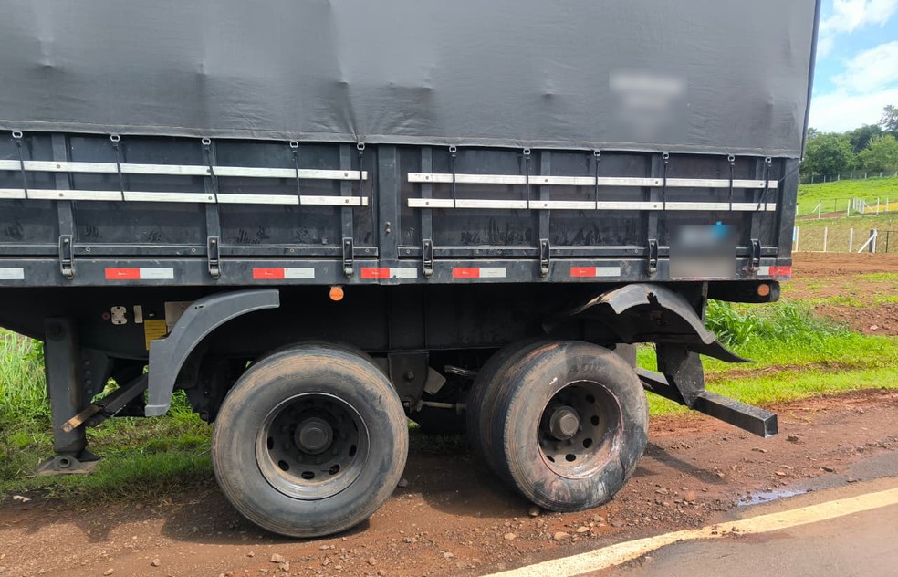 Carro bateu contra o último eixo do caminhão. — Foto: Corpo de Bombeiros