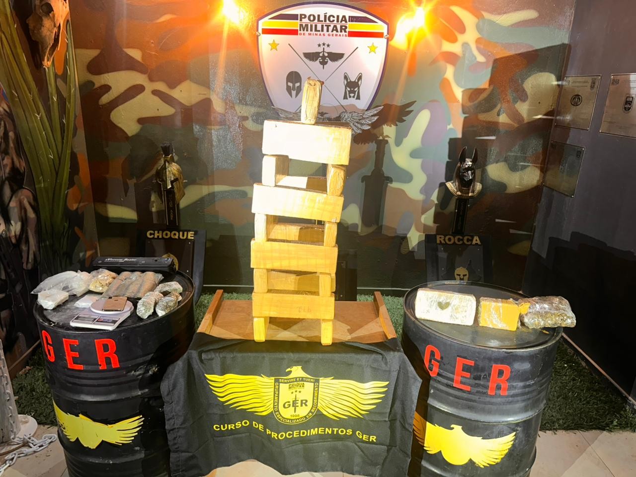 Homem é preso com mais de 20 quilos de drogas escondidas no quarto da filha de 4 anos em Montes Claros
