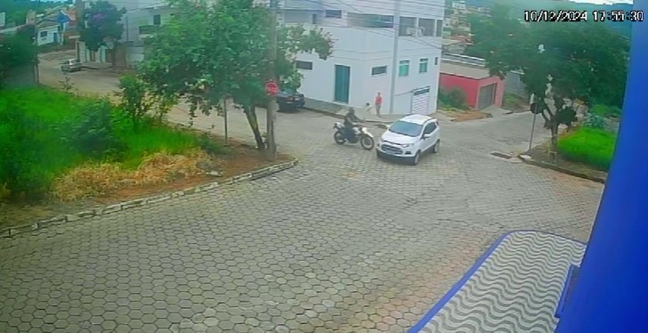 VÍDEO: Jovem morre após colisão entre moto e carro em Itapecerica