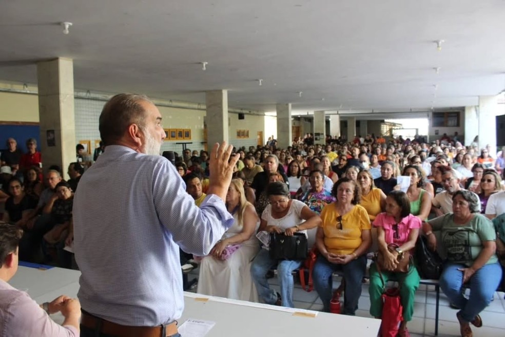Professores do RN reunidos em assembleia nesta terça-feira (25) em Natal — Foto: Lenilton Lima/Sinte