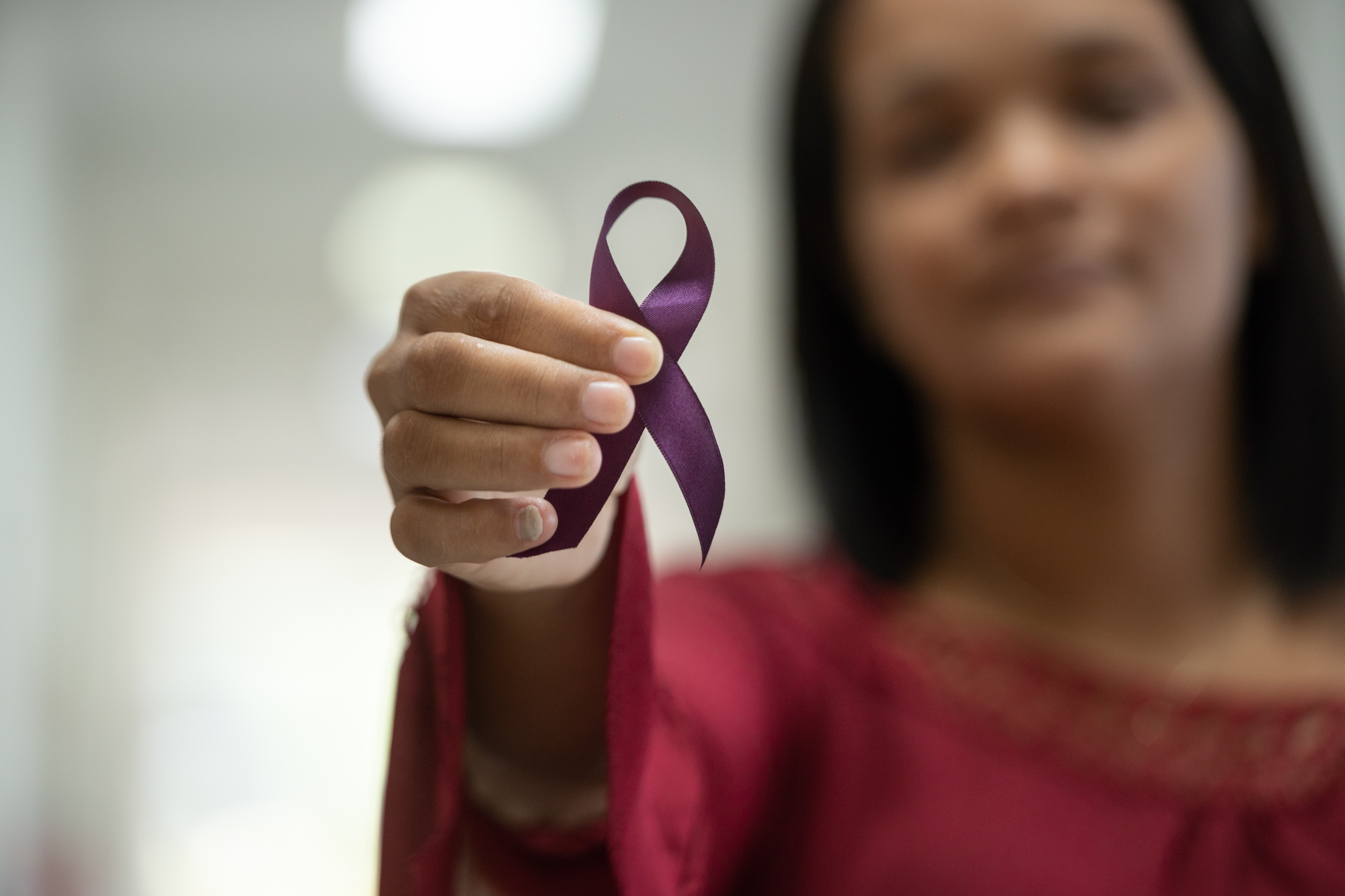 Fevereiro Roxo - Campanha alerta para diagnóstico e tratamento precoce de lúpus, Alzheimer e fibromialgia