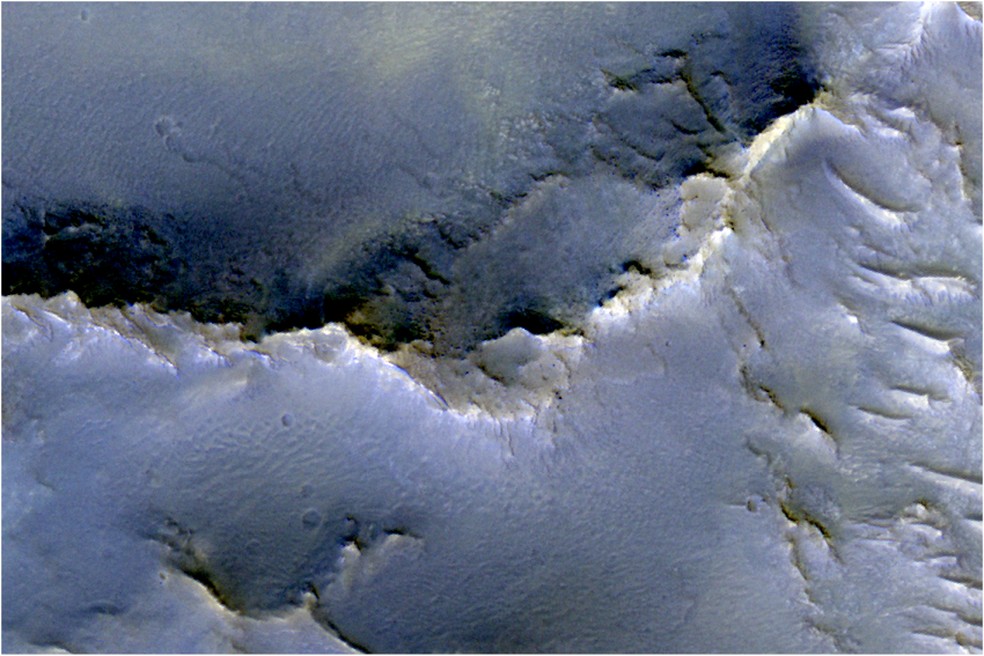 O topo pontiagudo pode indicar que esta RSF foi fortemente erodida por um longo período, restando apenas um pico estreito — Foto: Universidade do Arizona