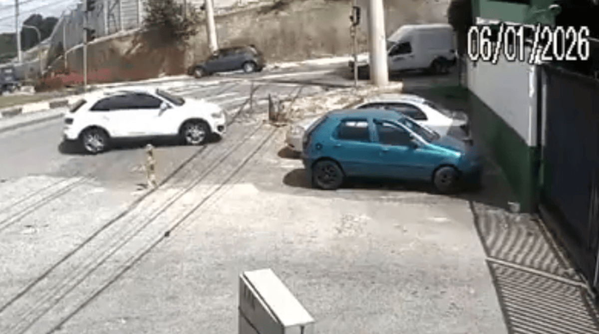 VÍDEO: câmera de segurança registra momento em que ladrões que sequestraram mulher em supermercado abandonam carro