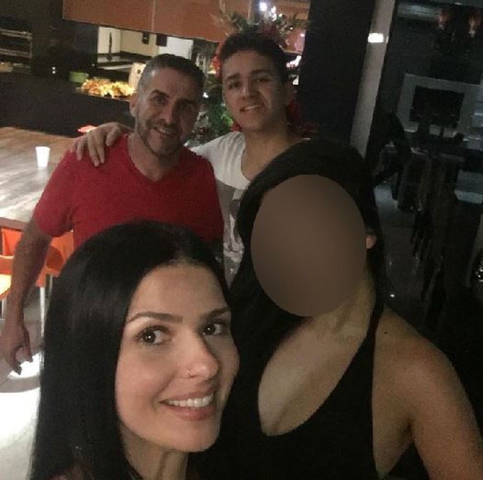 Fernando Sastre de Andrade Filho com o pai e a então madrasta — Foto: Reprodução/Arquivo pessoal