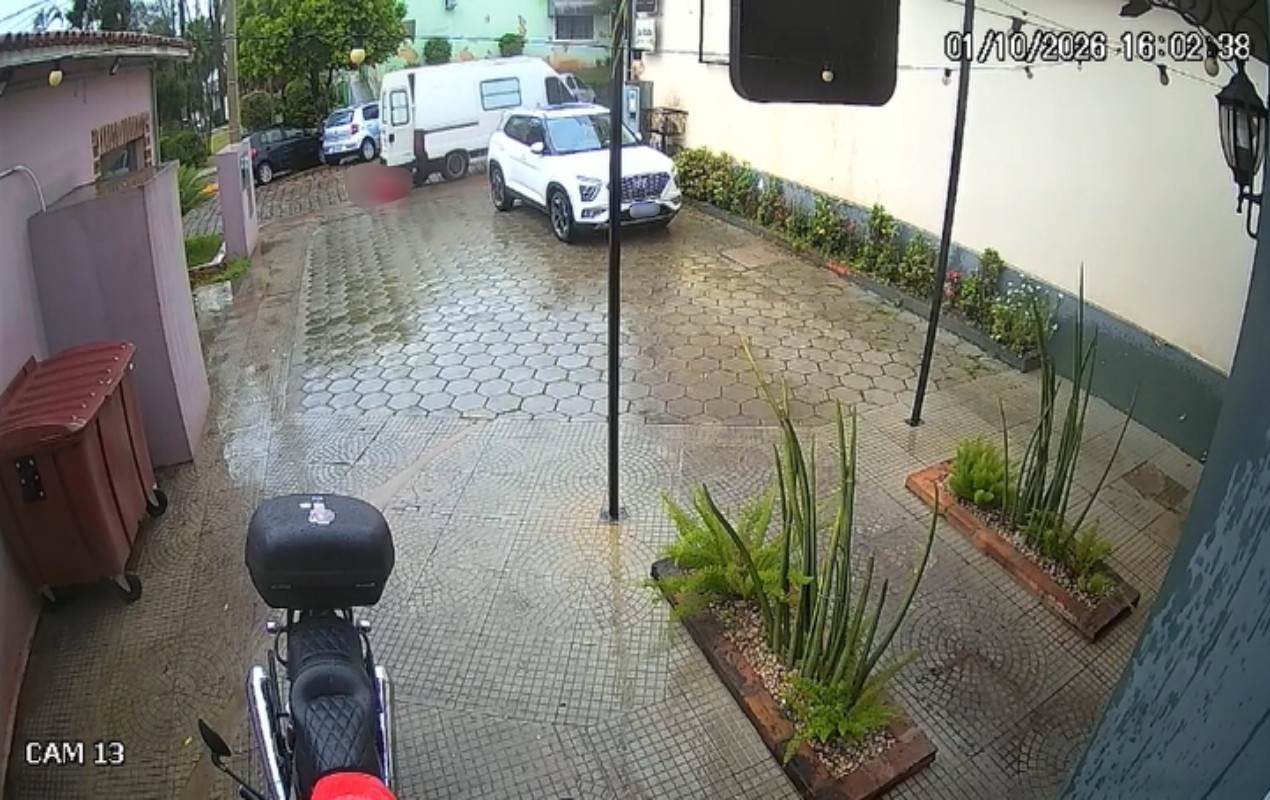 VÍDEO mostra momento em que van desgovernada de ré atropela e arrasta motorista no interior de SP