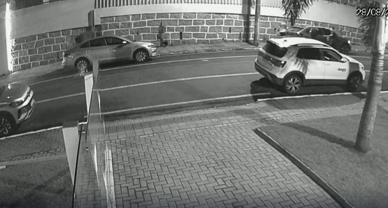 Pai insatisfeito com decisão em jogo do filho atira contra carro de árbitros e é preso em SC, diz PM