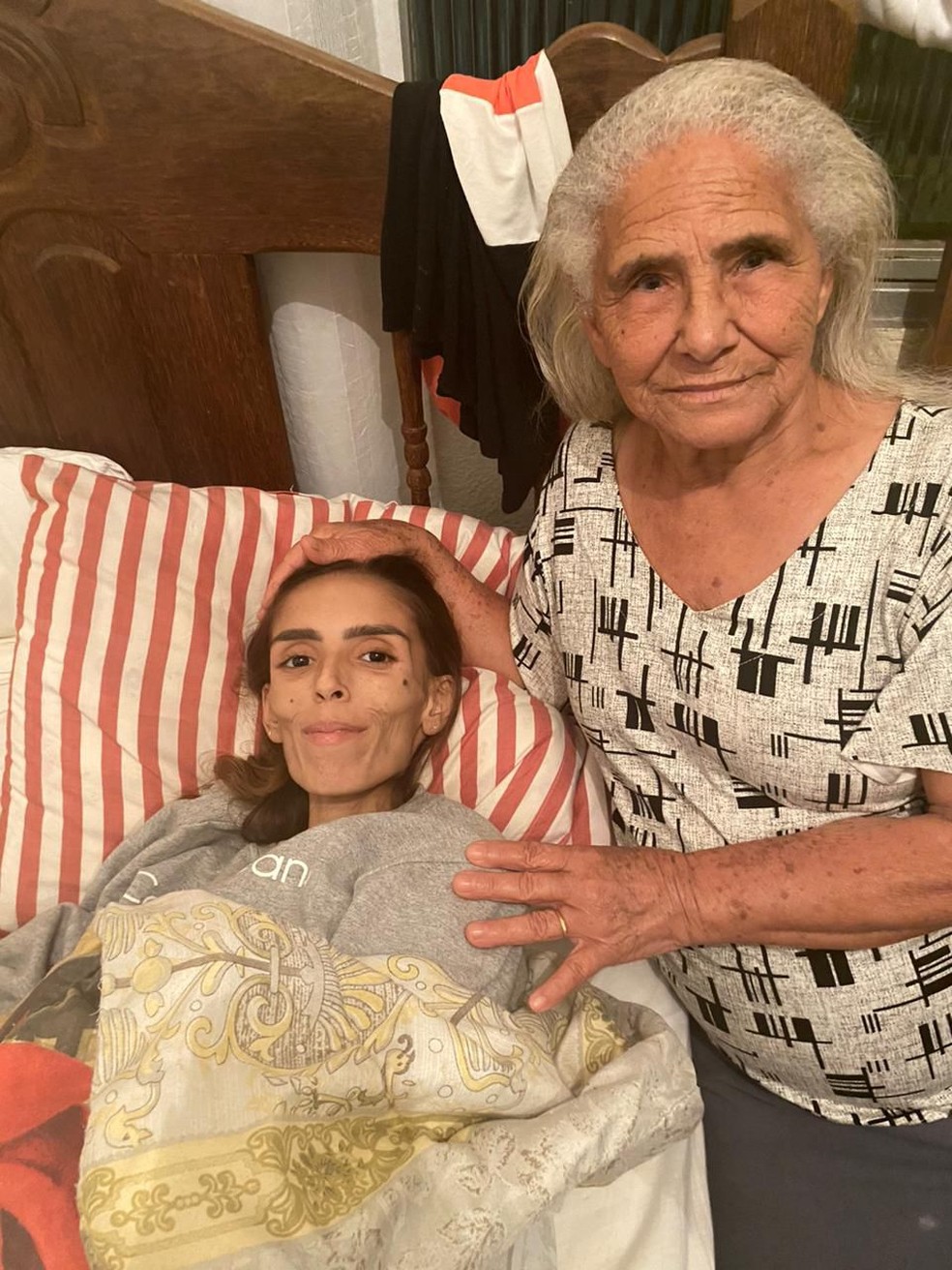 Yasmin da Silva Cândido, de 22 anos, que luta contra a acalasia, com a avó  — Foto: Yasmin da Silva Cândido/Arquivo Pessoal