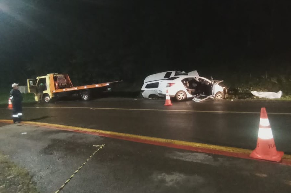 Com o impacto da batida, ambos os veículos foram arremessados para fora da pista — Foto: Polícia Civil