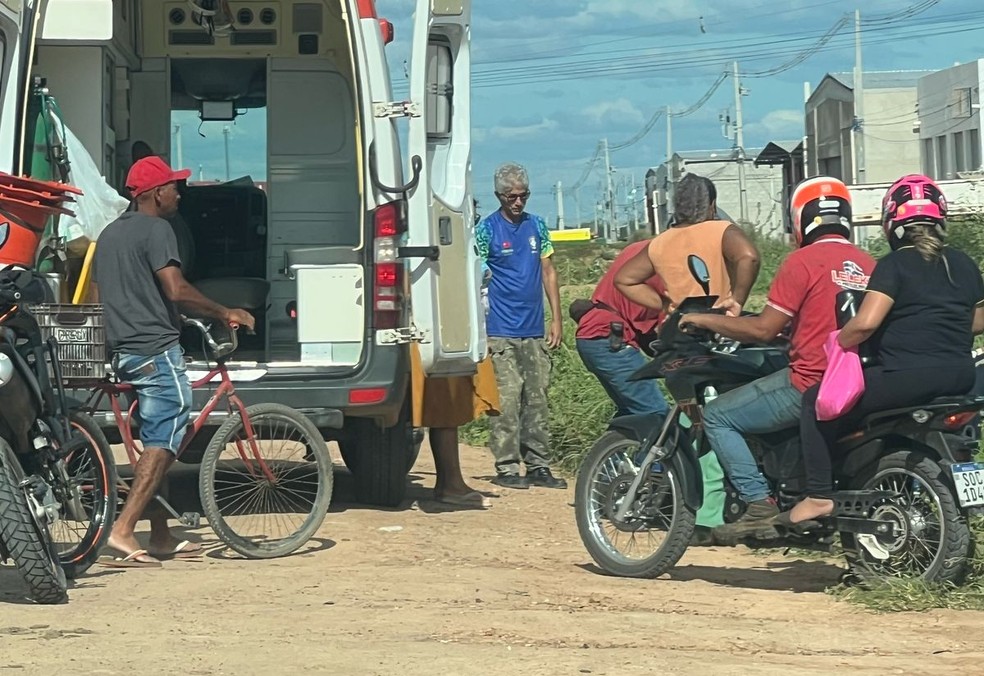 Moradora que encontrou Hedriano Rocha registrou o momento da chegada do Samu. — Foto: Registro de uma moradora que prefere não se identificar.