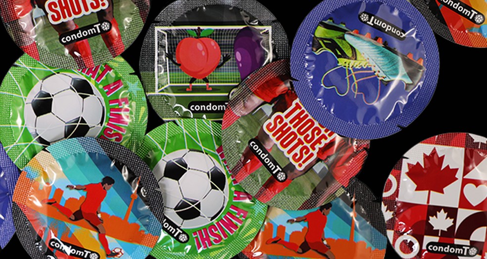 Camisinhas comemorativas da Copa do Mundo no Canadá — Foto: Toronto Public Health