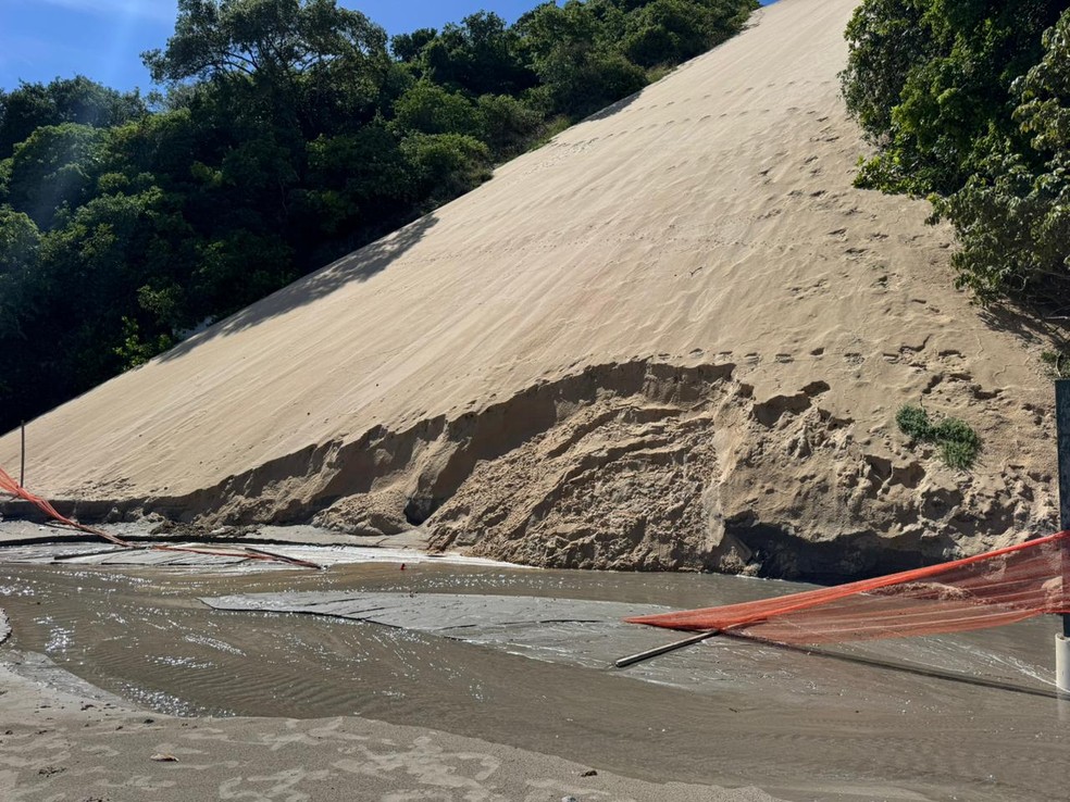 Erosão provocada pela água na base do Morro do Careca, em Natal — Foto: Sérgio Henrique Santos/Inter TV Cabugi