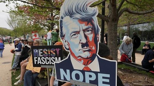 Milhares vão às ruas nos EUA contra Donald Trump