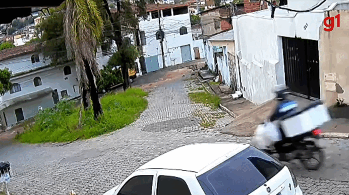 VÍDEO: Carro cai em cratera aberta após rompimento de adutora em Governador Valadares