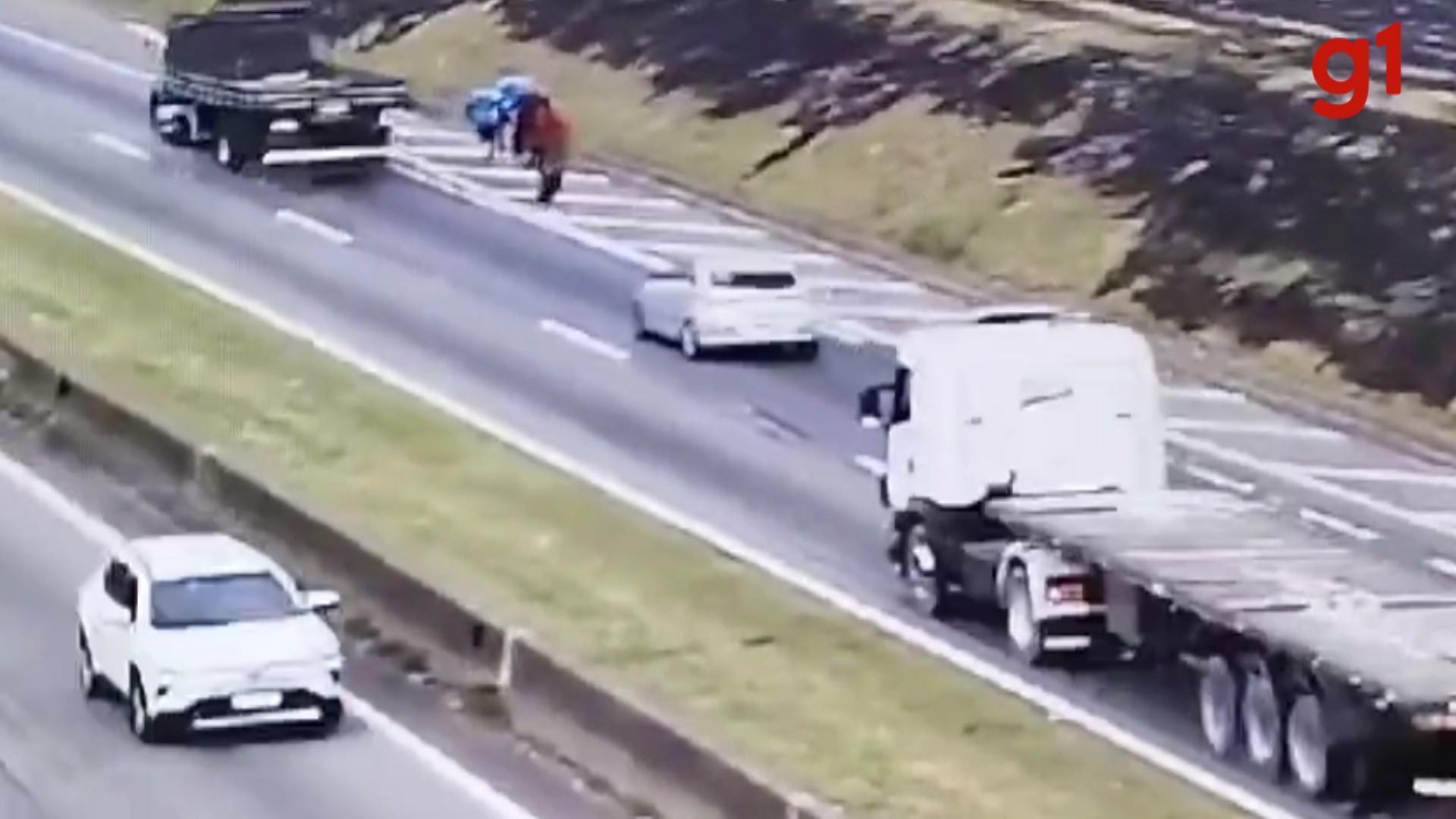 VÍDEO: pneu solta de veículo na Dutra e atinge romeiro que seguia para Aparecida, SP