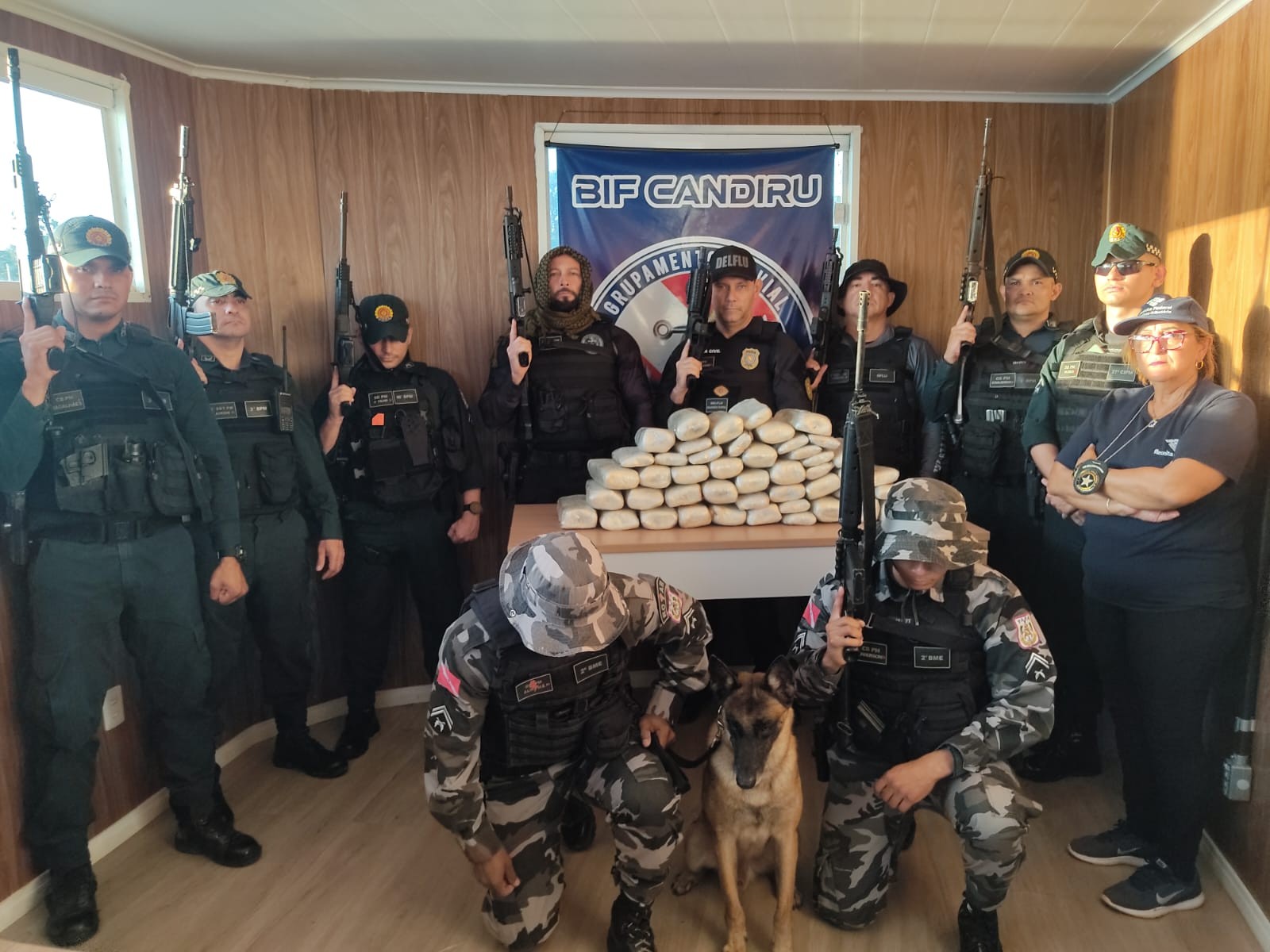 Equipe da Base Candiru apreende 46 tabletes de 'skunk' escondidos em veículo a bordo de embarcação