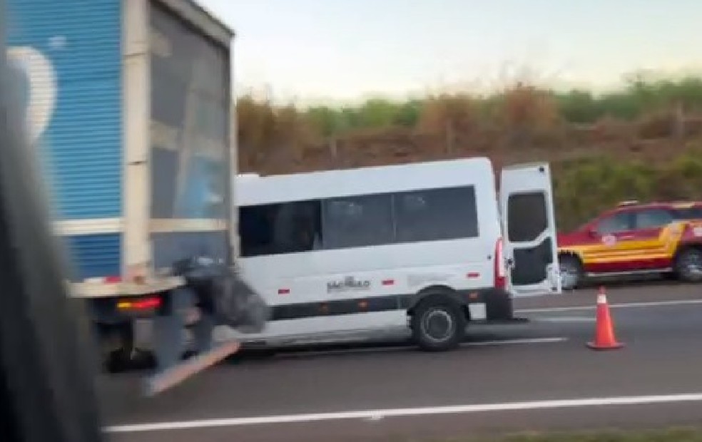 Acidente aconteceu na manhã desta quarta-feira (28) na Rodovia Comandante João Ribeiro de Barros em Jaú (SP). O veículo trazia pacientes de Paraguaçu Paulista (SP). — Foto: Aldo Penteado