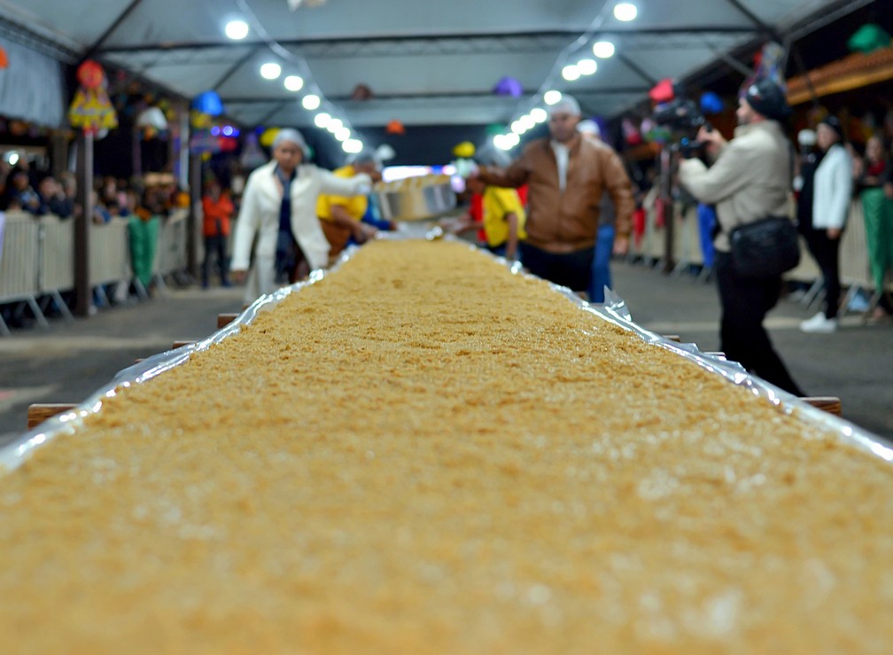 Festa do 'Maior Pé de Moleque do Mundo' faz doce de 31 metros, em Piranguinho (MG) — Foto: Luciano Lopes