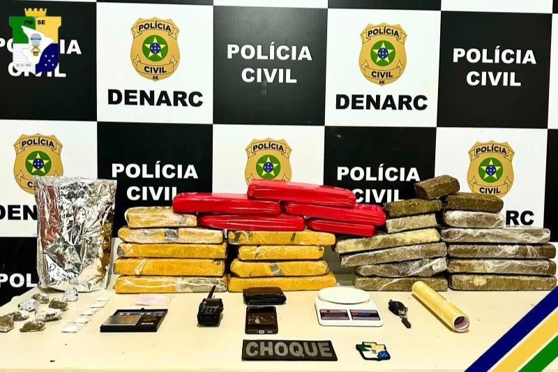 Abordagem a carro com giroflex em Aracaju termina com dois suspeitos presos e mais de 20 kg de drogas apreendidos