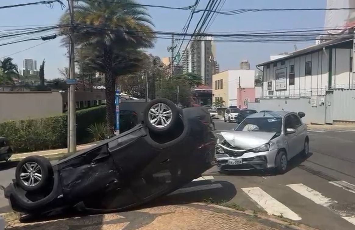 Carro capota após acidente em cruzamento do Cambuí, em Campinas; ninguém se feriu