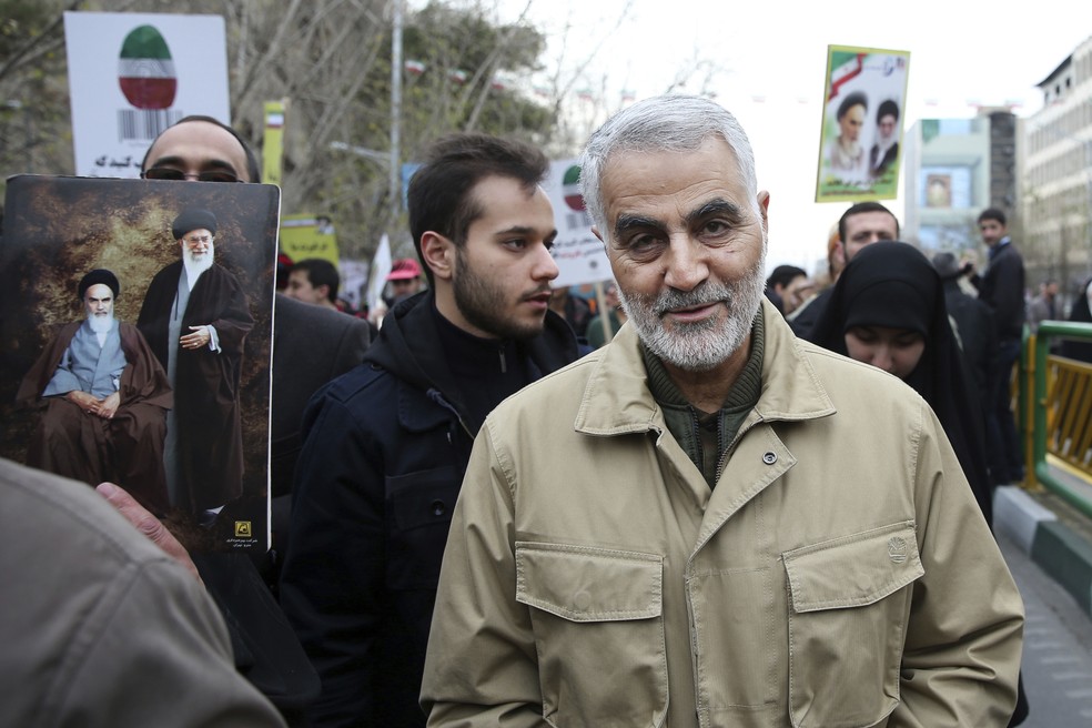 Em foto de 2016, Qassem Soleimani, chefe da Guarda Revolucionária Iraniana, participa de um comício anual do aniversário da revolução islâmica de 1979, em Terrã, no Irã  — Foto: AP Photo/Ebrahim Noroozi, File