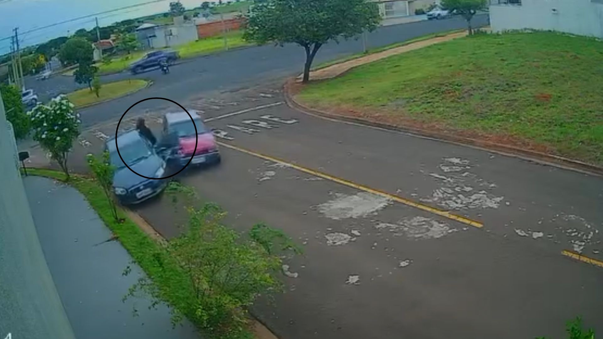 Mulher escapa por pouco de ser atingida por carro em José Bonifácio; vídeo 
