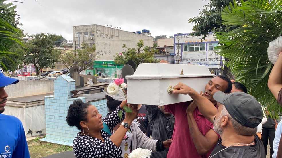 Corpo da menina Eloáh é sepultado no cemitério de Cacuia, na Ilha do Governador — Foto: Rafael Nascimento/g1 Rio