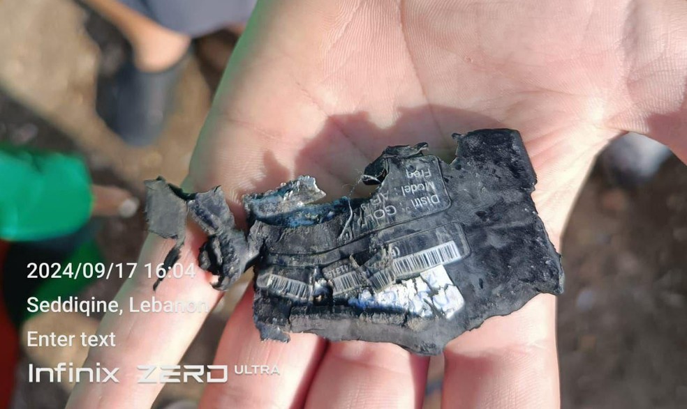 Homem mostra como ficou pager após explosão — Foto: Telegram/Reprodução