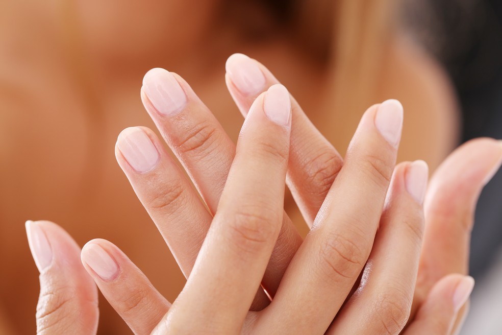 O formato arredondado nas unhas das mãos ajuda a evitar microtraumas — Foto: Freepik